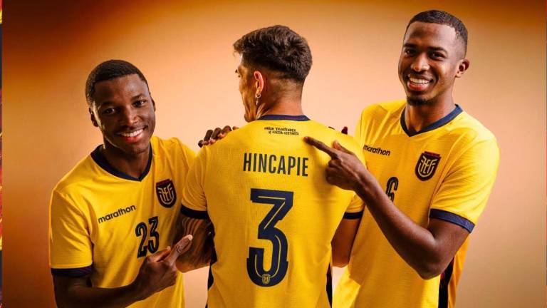 Moisés Caicedo, Piero Hincapié y Willian Pacho luciendo la camiseta titular de Ecuador para el Mundial 2026.
