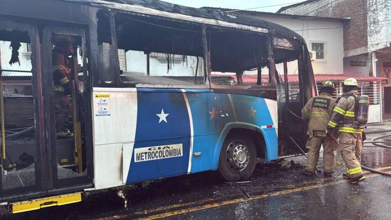 Fotografía que muestra al bus incinerado.