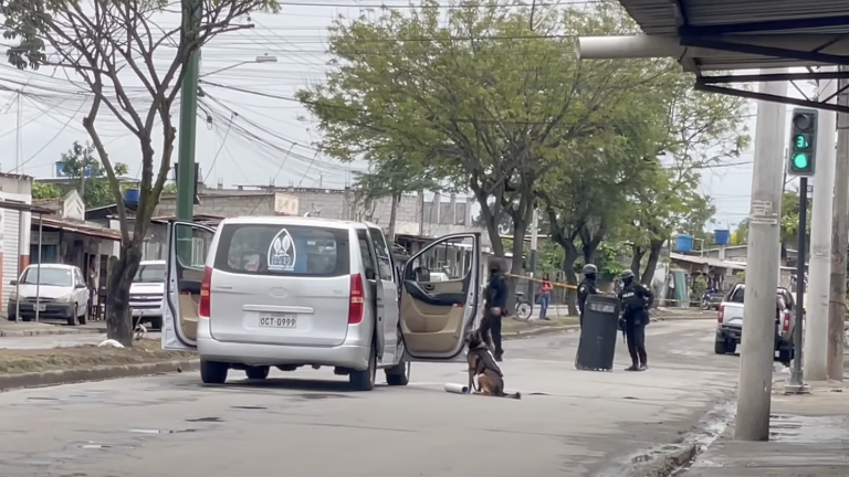 Horror en Machala: lanzan flores con explosivos en carroza fúnebre de joven asesinado