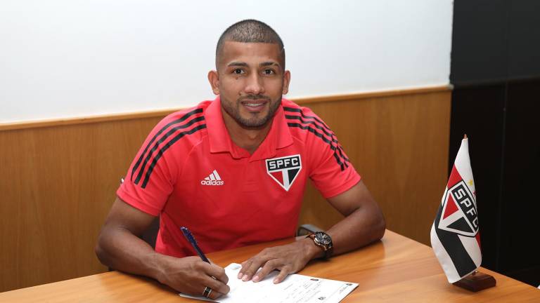 Rojas, cuando era jugador del club Sao Paulo de Brasil. El ecuatoriano también jugó en México y Argentina, y ahora está en Perú.