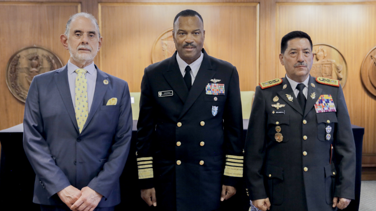 EE.UU. anuncia nuevos acuerdos de seguridad con Ecuador, tras visita del Comandante del Comando Sur