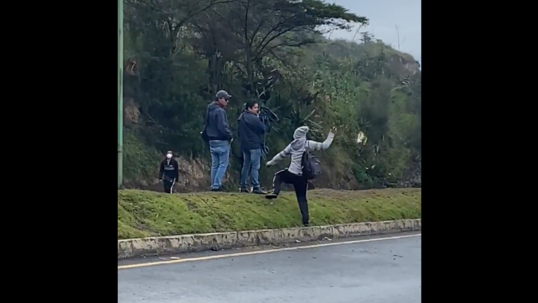 Un equipo periodístico fue agredido en el norte de Quito, mientras cubría las protestas.