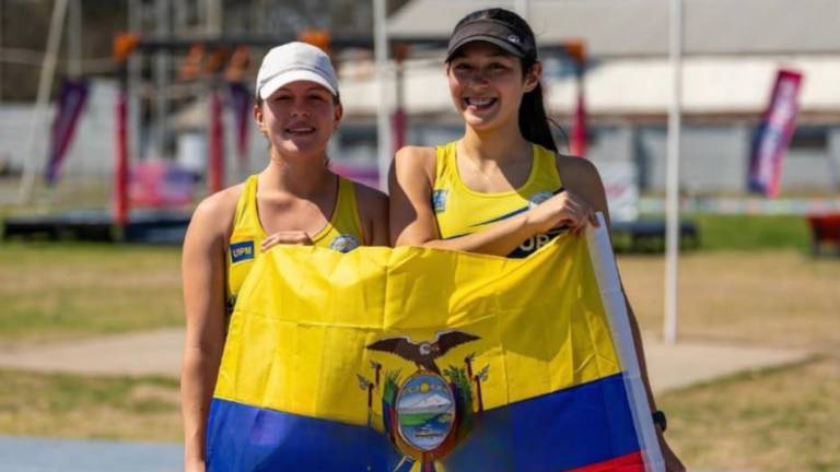 María José Naranjo y Lucianna Aroca con la bandera de Ecuador.
