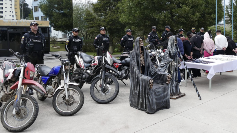 Aparecieron figuras de la Santa Muerte durante operativo policial en el norte de Quito