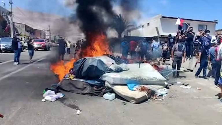 VIDEO: Manifestantes chilenos queman las pertenencias de familias venezolanas en marcha antimigrante
