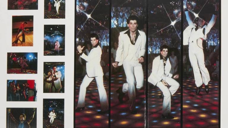 El icónico traje de Travolta en Saturday Night Fever sale a subasta.