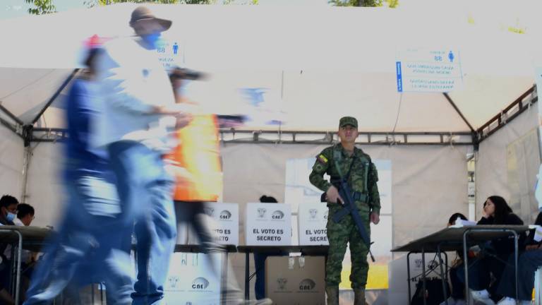 Fotografía que muestra a un militar custodiando una junta receptora del voto en Cuenca.