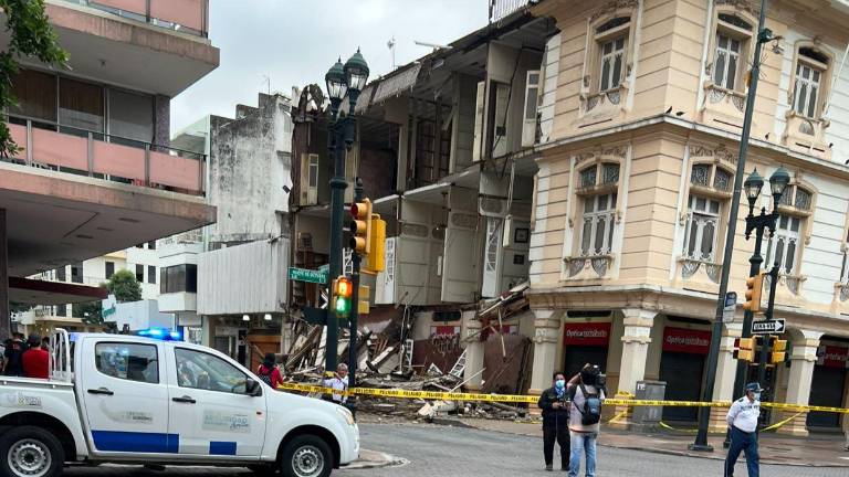 VIDEO: Colapsa un edificio patrimonial ubicado en el centro de Guayaquil