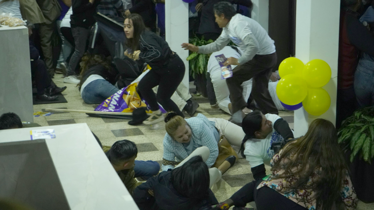 Somos el país que se creyó el relato de la isla de paz que nunca fue y que ahora navega a la deriva