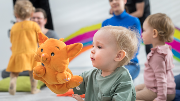 Con sonidos, texturas y colores se puede ayudar a estimular el aprendizaje en niños de 1 a 3 años.