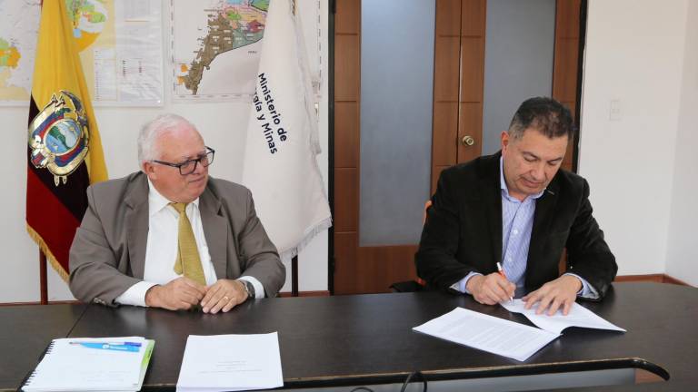 Ecuador firma acuerdo con empresa privada para construir una refinería de petróleo en Santa Elena