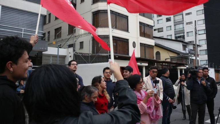 Miembros del Partido Comunista rechazaron la expulsión de la Misión Diplomática cubana de Ecuador.