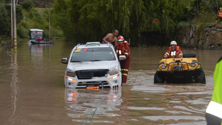 Inundación por creciente de 4 ríos en Cuenca: carros atrapados, puente colapsado, Central Termoeléctrica afectada y más