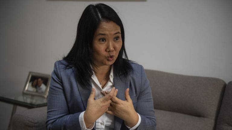 La líder de derecha peruana del partido Fuerza Popular, Keiko Fujimori, hace un gesto durante una entrevista con la AFP en su oficina de Lima, el 1 de octubre de 2021.