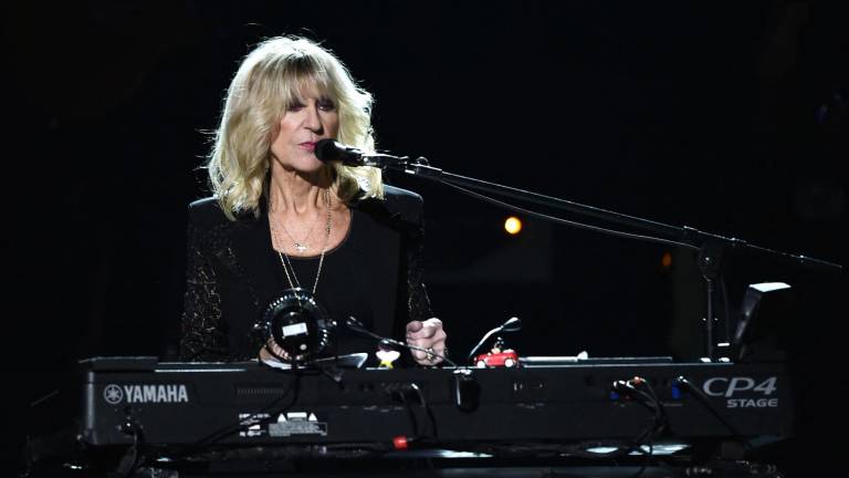 Christine McVie interpretando canciones de Fleetwood Mac en honor a la trayectoria de la banda, durante el Radio City Music Hall en Nueva York.