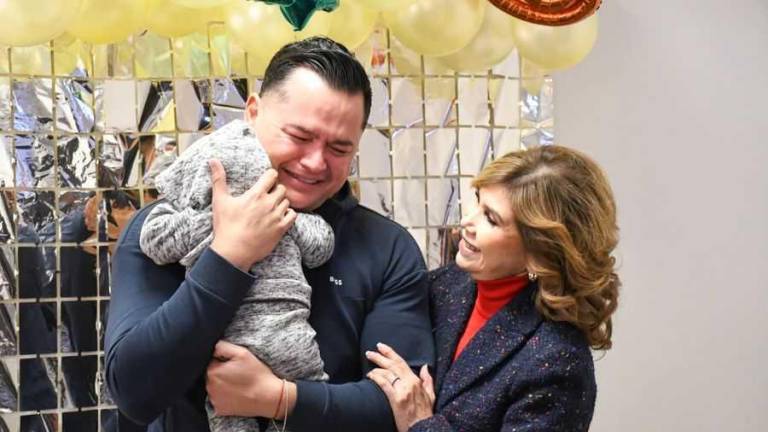 Primer papá soltero en adoptar en México, llora al cargar por primera vez a su hijo