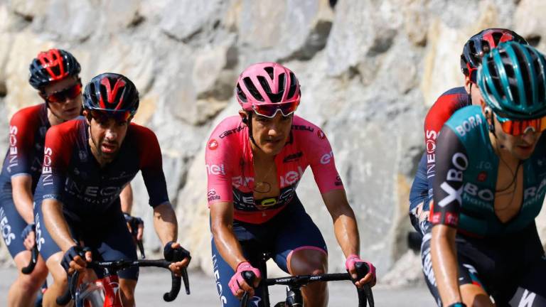 ¿Cuánto recibe Carapaz por cada día que viste la maglia rosa?