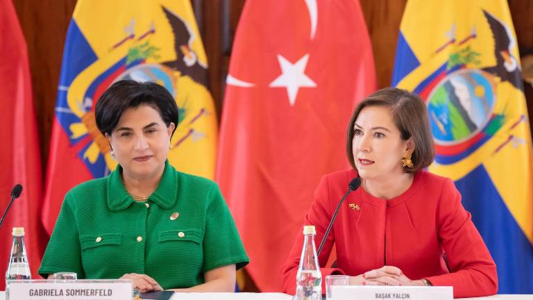 Fotografía que muestra a la canciller de Ecuador, Gabriela Sommerfeld, junto a la embajadora de Turquía en Ecuador, Basak Yalcin.