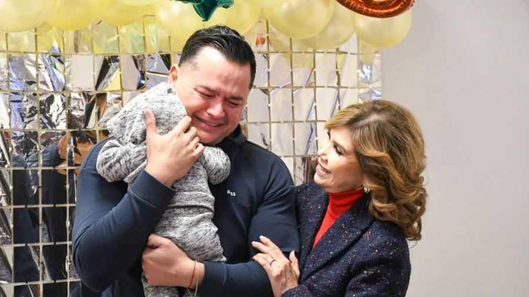 Primer papá soltero en adoptar en México, llora al cargar por primera vez a su hijo