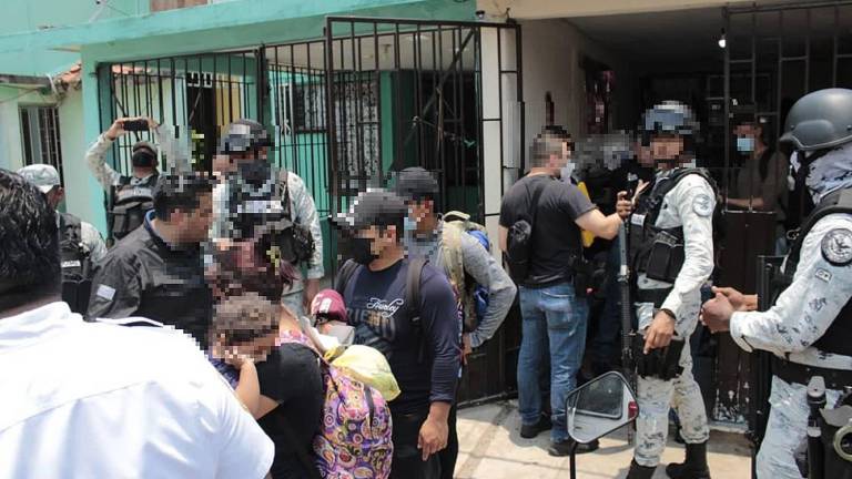 Fotografía manipulada de origen cedida hoy por el Instituto Nacional de Migración (INM), que muestra a migrantes rescatados en dos casas en la ciudad de Villahermosa, estado de Tabasco (México).