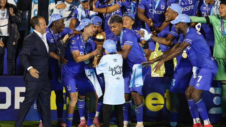 Universidad Católica alzando el trofeo de la Copa Ecuador 2025.