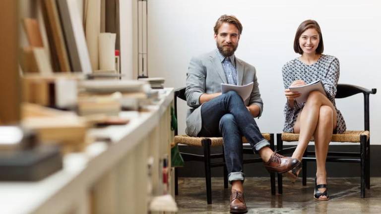 Piernas cruzadas al sentarse: lo que revela el lenguaje corporal según la psicología