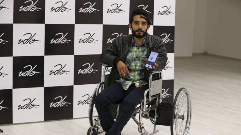 Ecuatoriano gana concurso regional de innovación: creó una silla de ruedas que se mueve con la mente