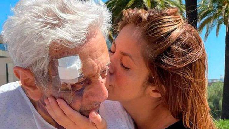 Shakira confirma la hospitalización de su padre de 91 años y pide respeto ante la situación