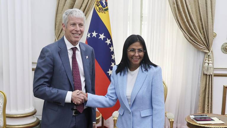 La mandataria encargada de Venezuela, Delcy Rodríguez (d), saluda al secretario de Energía de EE.UU., Chris Wright, este miércoles en Caracas.