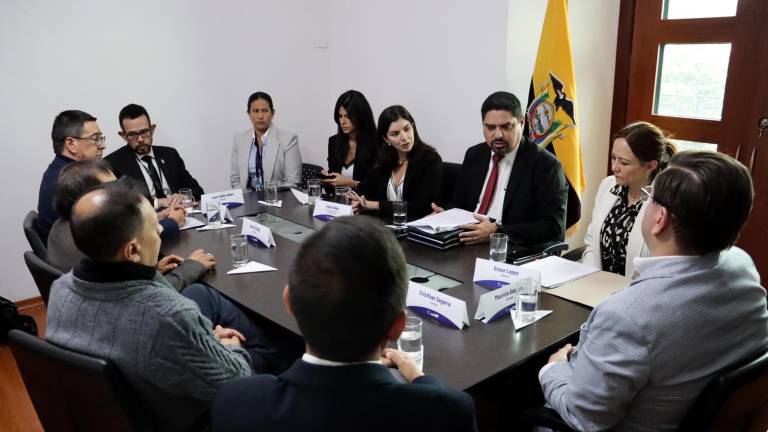 Fotografía cedida por la Presidencia de Ecuador de los familiares del equipo periodístico del diario El Comercio, asesinados en 2018, en el Palacio de Gobierno este jueves, en Quito (Ecuador).