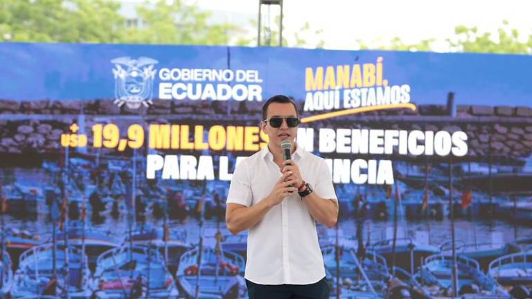 El presidente Daniel Noboa durante un recorrido por la Universidad Laica Eloy Alfaro de Manabí.