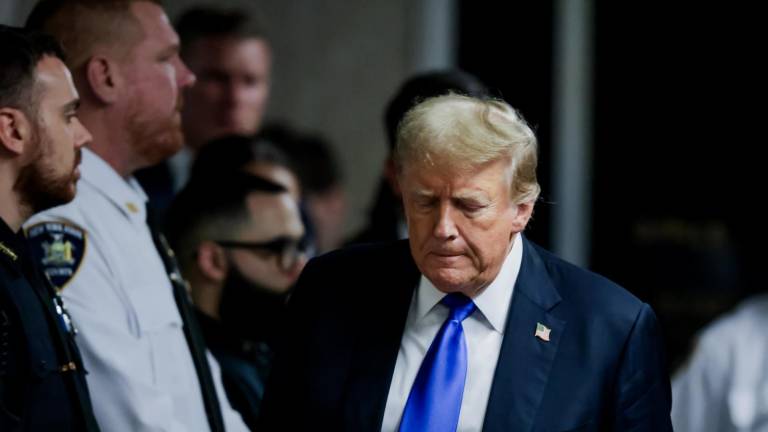 El ex presidente Donald Trump camina hacia los miembros de los medios de comunicación antes de hablar después de ser declarado culpable de 34 delitos graves de falsificación de registros comerciales en primer grado en la Corte Suprema del Estado de Nueva York en Nueva York, Nueva York, EE. UU., el 30 de mayo de 2024.