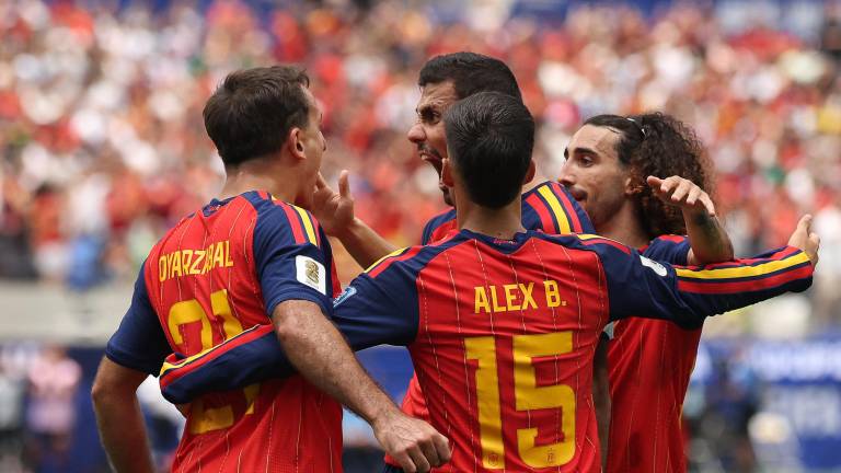 Mikel Oyarzabal celebra con sus compañeros el primer gol de su equipo durante el partido de dieciseisavos de final del Mundial de 2026 entre España y Austria.
