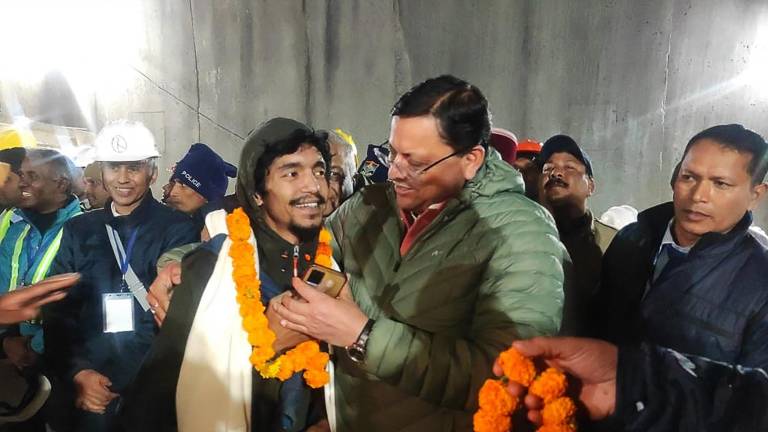 Rescatan a los 41 obreros atrapados en túnel de India desde hace más de dos semanas