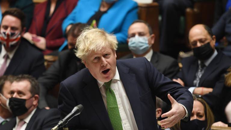 Boris Johnson enfrenta fuertes críticas y pedidos de dimisión por parte de diputados