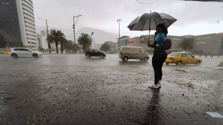 Alerta roja por lluvias en Ecuador: Inamhi advierte tormentas y desbordamientos hasta el 13 de marzo