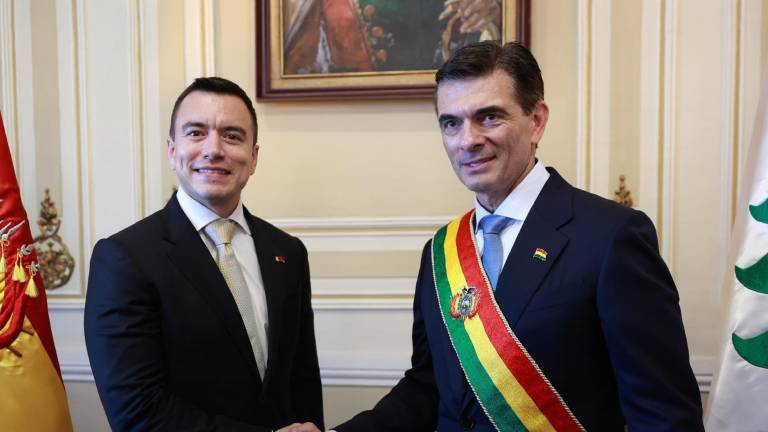 Fotografía tomada de la cuenta en X de la Presidencia de Ecuador @Presidencia_Ec del presidente de Ecuador, Daniel Noboa (i), posando con su homólogo de Bolivia, Rodrigo Paz Pereira.