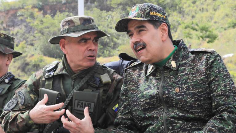 Nicolás Maduro (d), conversando con el entonces ministro de Defensa, Vladimir Padrino López.