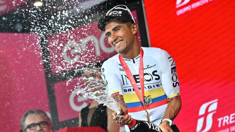 -FOTODELDÍA- Turín (Italia), 04/05/2024.- El ciclista ecuatoriano Jhonatan Narvaez ( Ineos Grenadiers) celebra en el podio tras vencer en la primera etapa del Giro de Italia 2024, sobre 143km desde Venaria Reale a Turin, Italia. EFE/LUCA ZENNARO