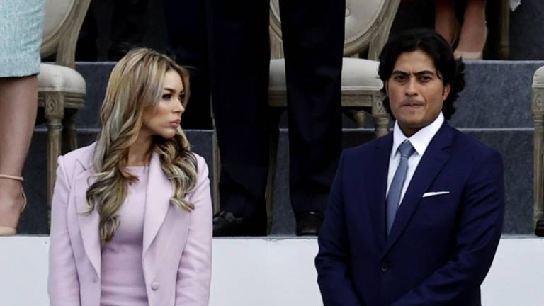 Fotografía de archivo fechada el 7 de agosto de 2022 que muestra a Nicolás Petro Burgos (d), hijo del presidente Gustavo Petro, junto a su entonces esposa Day Vásquez, en la Plaza Bolívar en Bogotá.