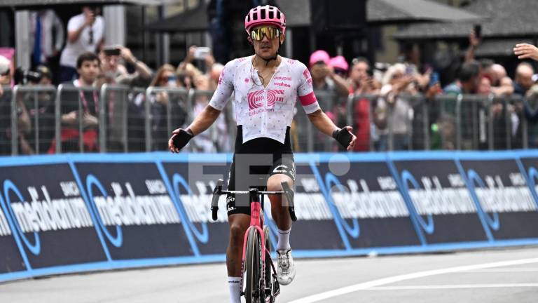 Richard Carapaz se someterá a evaluaciones médicas tras la caída por la que abandó el Giro de Lombardía