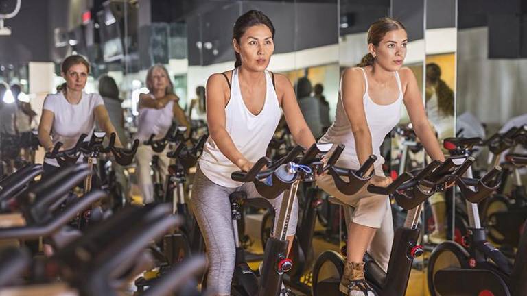 Guía de entrenamiento para mujeres según su edad: Fuerza y salud en cada etapa