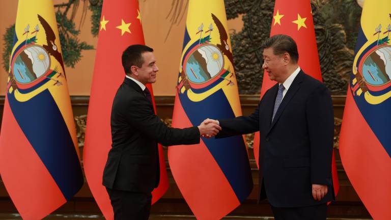 El mandatario de Ecuador, Daniel Noboa, estrecha la mano de su homólogo chino, Xi Jinping,