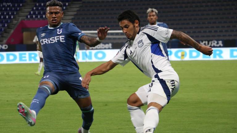 Luis Moreno marcando a Marcelo Meli en el partido disputado en el Estadio Banco Guayaquil el 15 de junio de 2025.