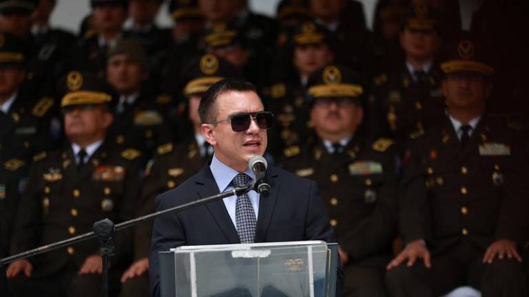 Daniel Noboa entrega bono de USD 507 a militares y policías por su labor en el conflicto armado