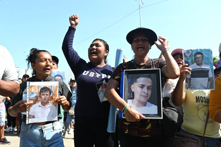 $!Manifestación en los exteriores de la Capitanía del Puerto de Manta, en protesta por los casos de pescadores desaparecidos en altamar.