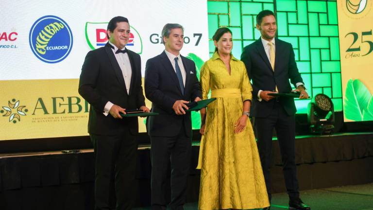 Los directivos de AEBE entregaron varios reconocimientos en el evento de aniversario.