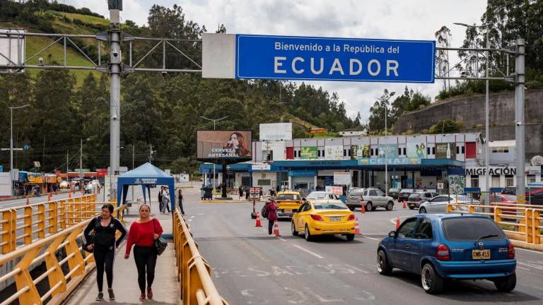 Vehículos y personas cruzan el Puente Internacional de Rumichaca, en la frontera entre Colombia y Ecuador.