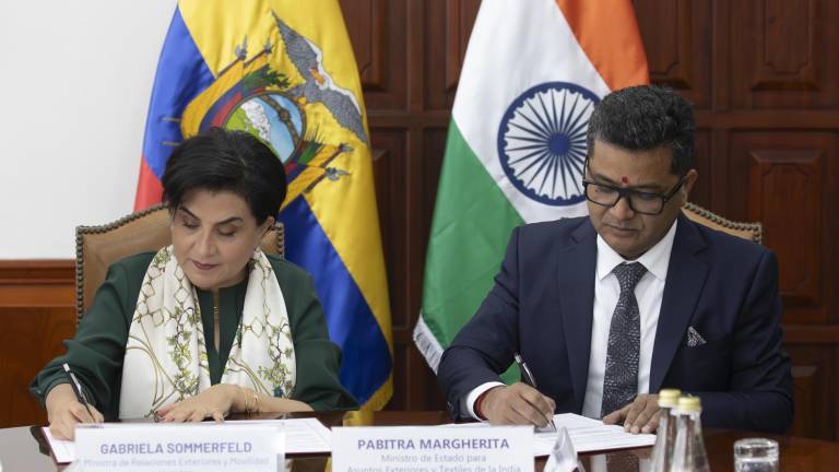 La canciller de Ecuador, Gabriela Sommerfeld (i), junto al ministro de Estado para Asuntos Exteriores y Textiles de la India, Shri Pabitra Margherita.