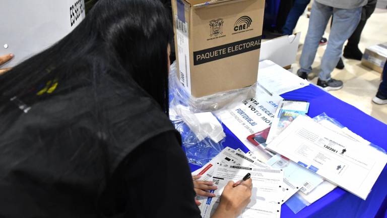 Revolución Ciudadana y RETO presentan reclamo al CNE por más de 1.800 actas que tendrían inconsistencias